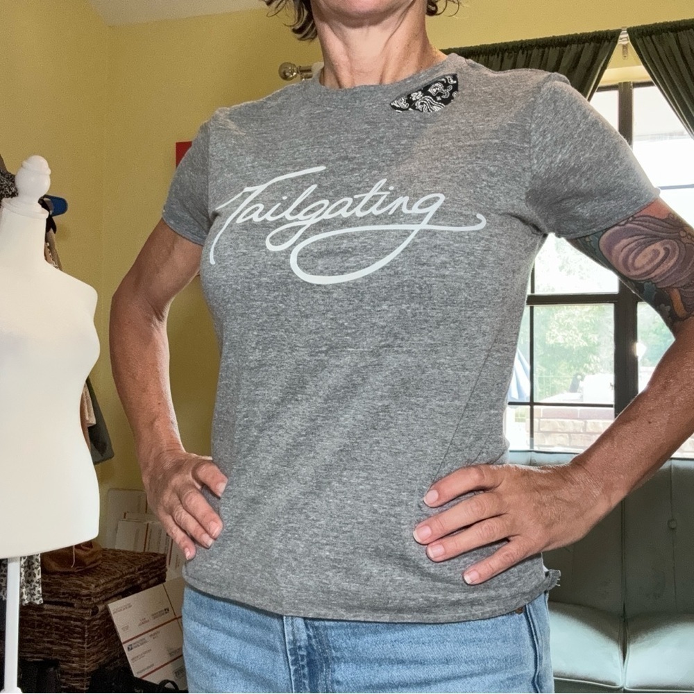 Chillionaire Football Season “Tailgating” T-Shirt NFL - Picture 6 of 7